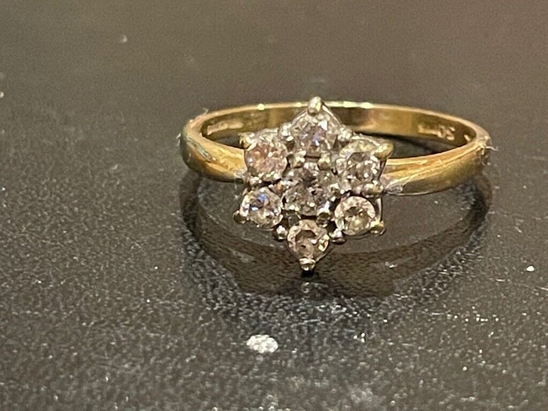 Beautiful 9 carat gold ring 