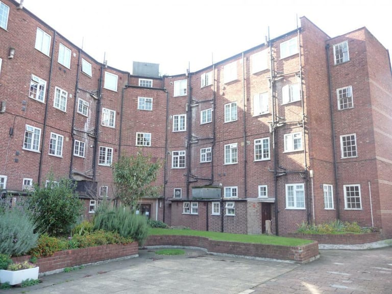 image for 2 bedroom flat in Great West Road, TW5
