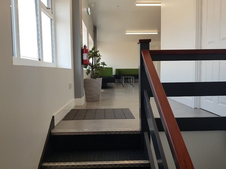 LUXURY OFFICE TO LET - VERY CLOSE TO STATION :)