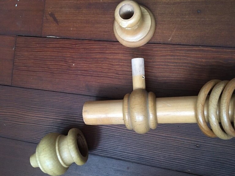 Oak/ Pine Curtain Pole complete with brackets, finials, curtain rings. Adjustable 250cm max length