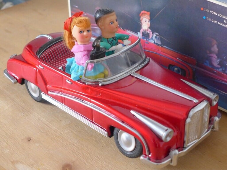 Collectable CHINESE TIN TOY: Vintage PHOTOING ON CAR. Model ME630. Battery Operated. Rare.