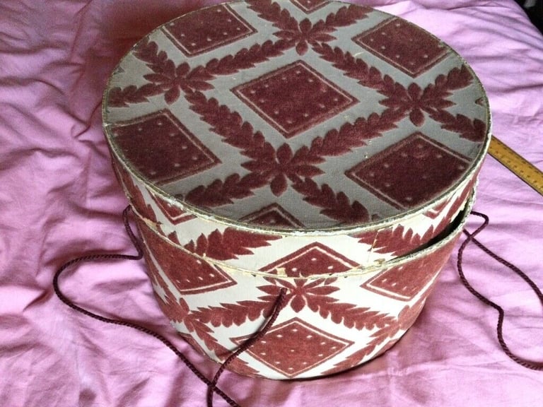COLLECTABLE VINTAGE HAT BOX