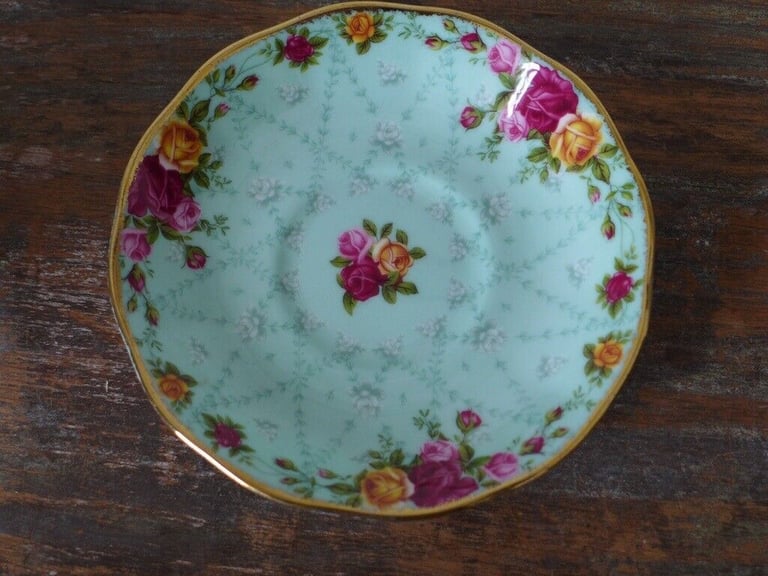 ROYAL ALBERT Bone China TEACUP AND SAUCER. OLD COUNTRY ROSES PEPPERMINT DAMASK