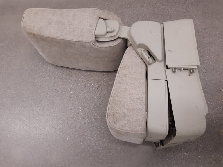 NISSAN ELGRAND E51 SECOND ROW MIDDLE SEAT 3RD SEAT CUBBY ARM REST RIDER HIGHWAY STAR CLOTH NE51 