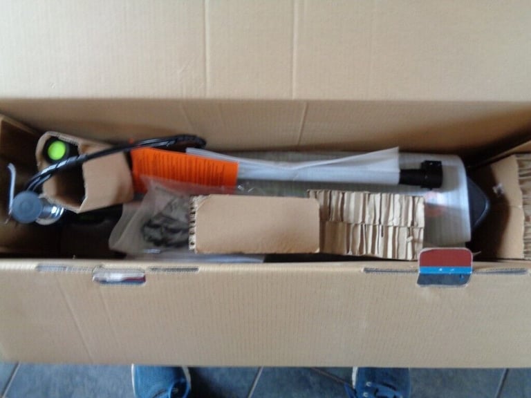 razor e90 electric scooter (NEW) (IN BOX)
