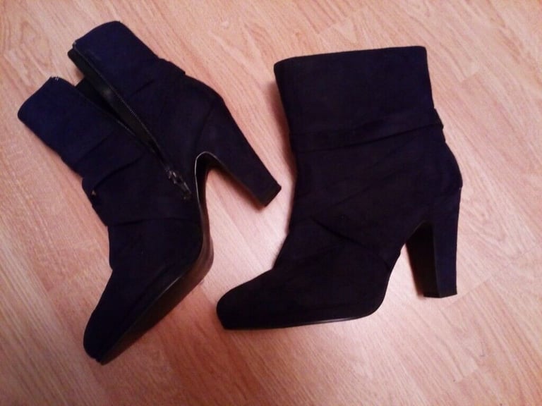 Black heeled boots