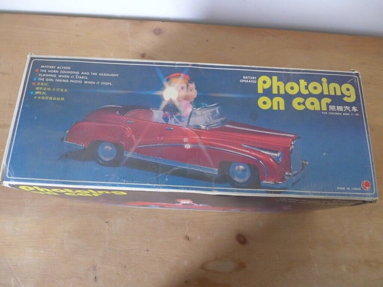 Collectable CHINESE TIN TOY: Vintage PHOTOING ON CAR. Model ME630. Battery Operated. Rare.