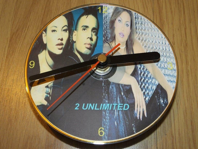SELECTION OF USED CD CLOCKS ALL WITH NEW BATTERY IN THEM
