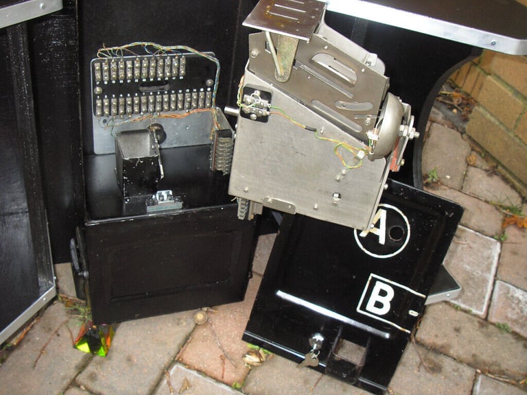 A B Coin Box & 232 King Pyramid Telephone Bell Set Jubilee Shelf Red K