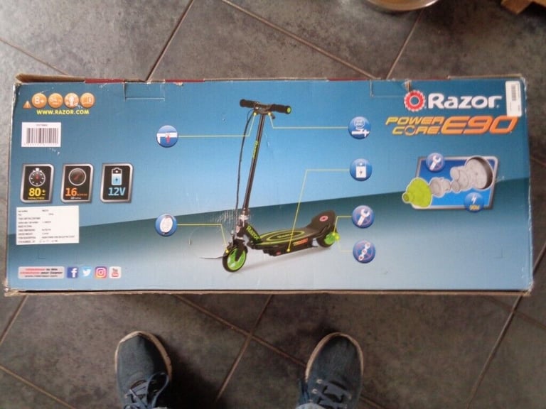 razor e90 electric scooter (NEW) (IN BOX)