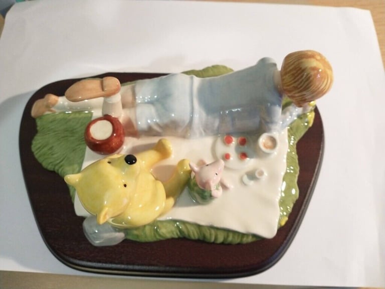 Royal Doulton Winnie The Pooh "Summers Day Picnic" BOXED NEVER DISPLAYED