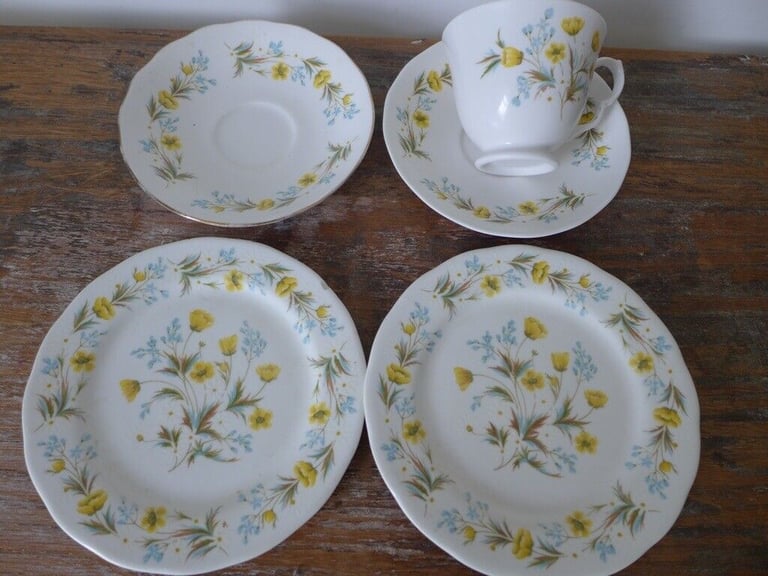 Six pieces of matching vintage COLCOUGH BONE CHINA. Believe ANGELA pattern