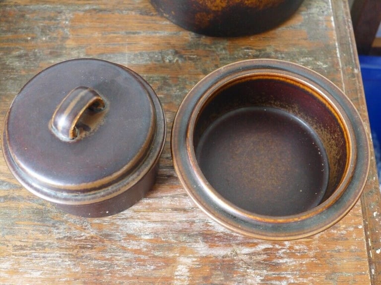 Job lot of 32 pieces of VINTAGE 1960s FINNISH ARABIA WARE. Oven and dishwasher proof.