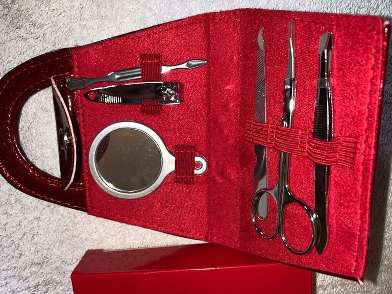 New Avon Handbag Manicure Set IP1