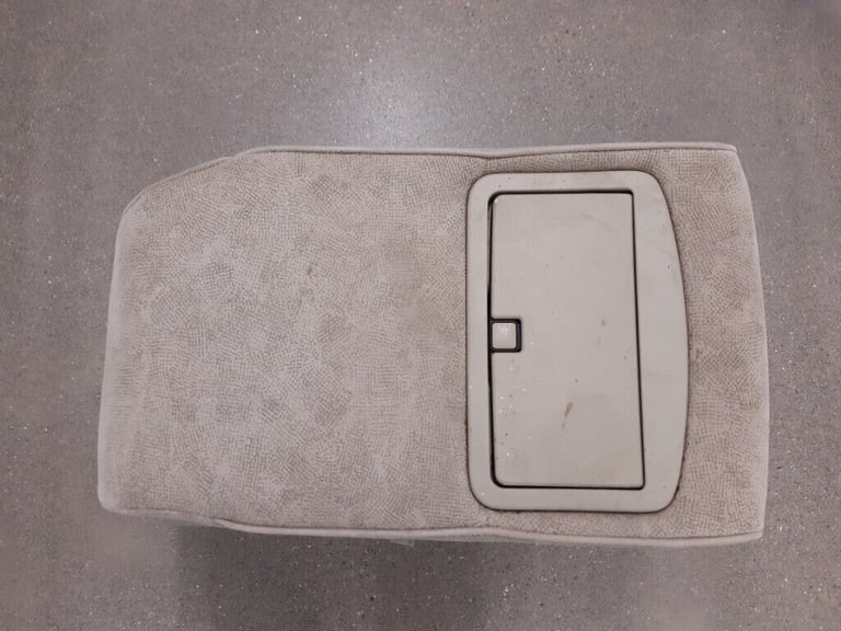 NISSAN ELGRAND E51 SECOND ROW MIDDLE SEAT 3RD SEAT CUBBY ARM REST RIDER HIGHWAY STAR CLOTH NE51 
