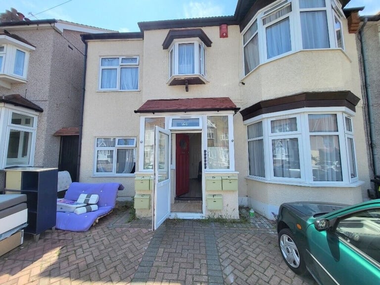 One Bedroom Extra large ground floor flat to let with the Garden