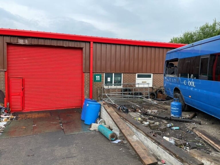 Unit 11 to let in Bowen. Motor trade considered, no breaking of cars or tyres. No deposit!