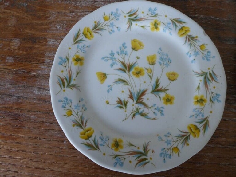 Six pieces of matching vintage COLCOUGH BONE CHINA. Believe ANGELA pattern