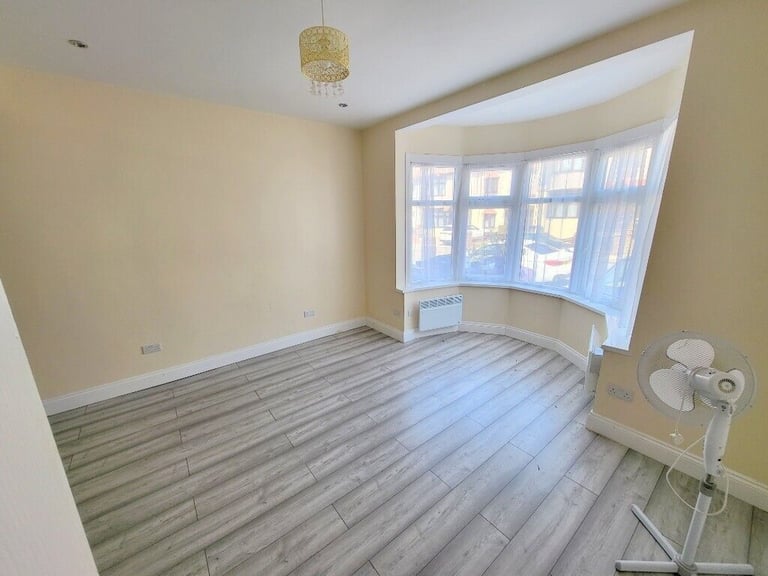 One Bedroom Extra large ground floor flat to let with the Garden