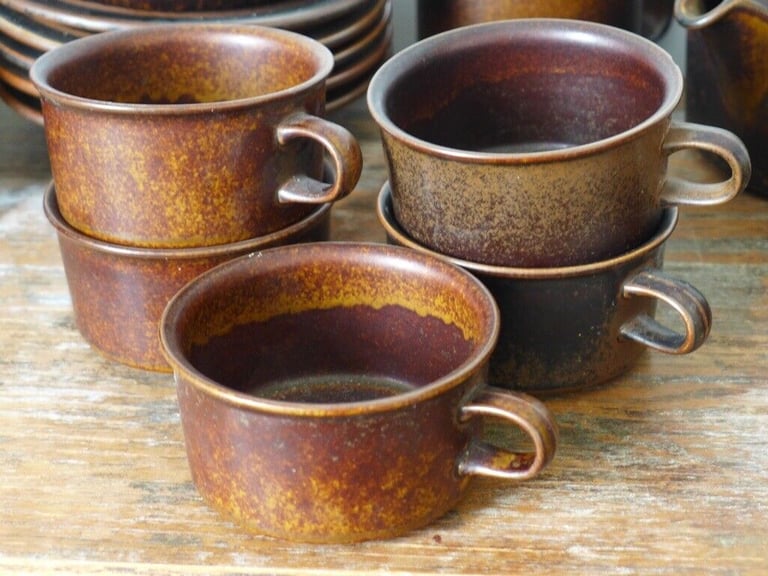 Job lot of 32 pieces of VINTAGE 1960s FINNISH ARABIA WARE. Oven and dishwasher proof.