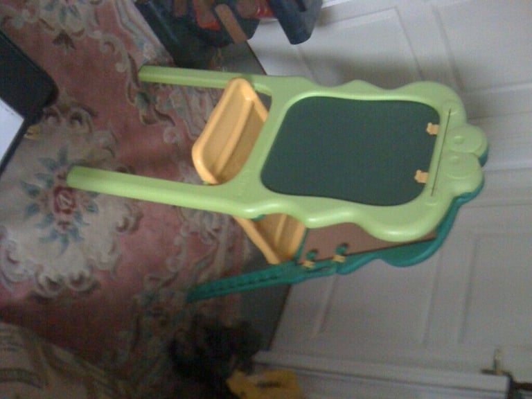 NEW CRAYOLA Froggie Double EASEL  Black board