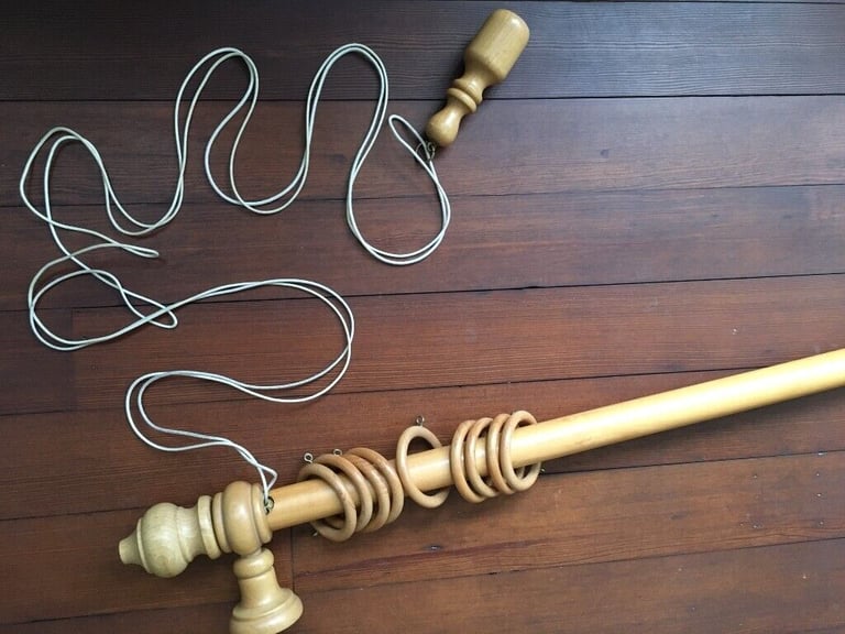 Oak/ Pine Curtain Pole complete with brackets, finials, curtain rings. Adjustable 250cm max length