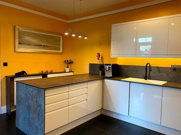 Kitchen Units – BRAND NEW- High White Gloss Handleless