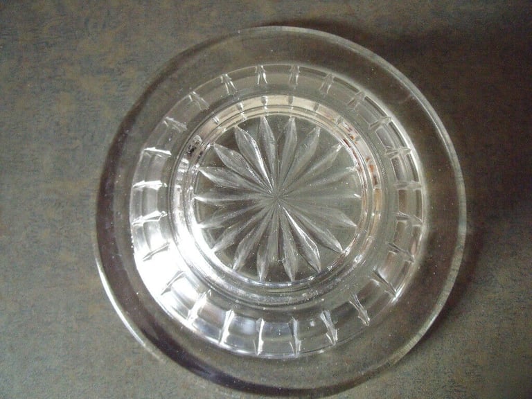 2 identical vintage clear glass bowls,dishes - desserts,sweets,nuts,display £2.50 ovno both/£1.50 ea