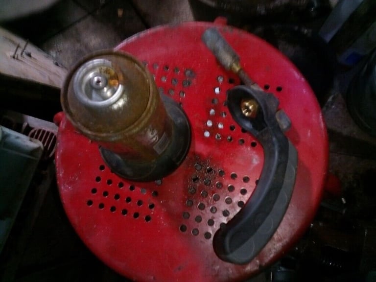 GAS BURNER GUN AND CANNISTER NOT MUCH GAS £3