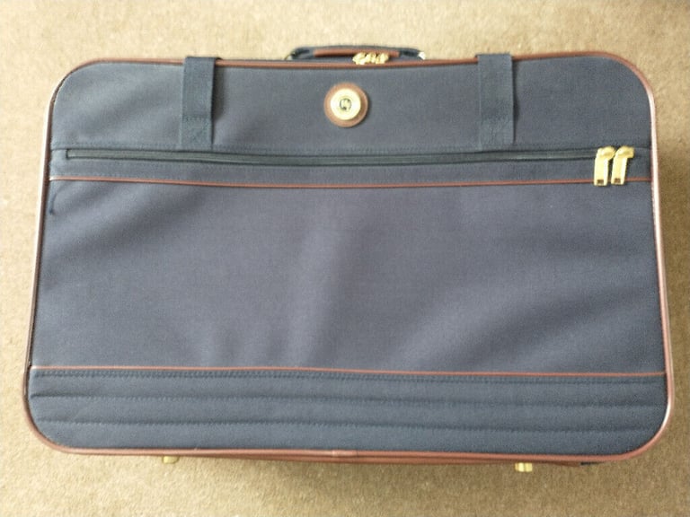 SUITCASE - NAVY/SIDE WHEELS with pull handle. Medium size, with lock & keys. New cond.