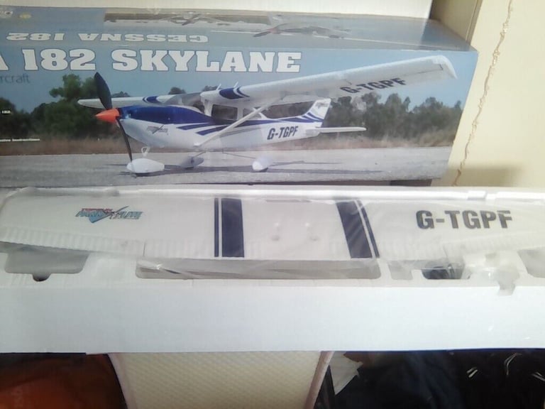 Parkflight Cessa 182 SkyLane  RTF 2.4ghz R/C Plane.