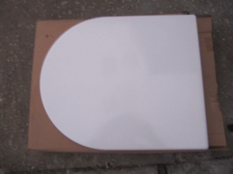 new white  soft close toilet seat & fittings can post for extra  £5.00.