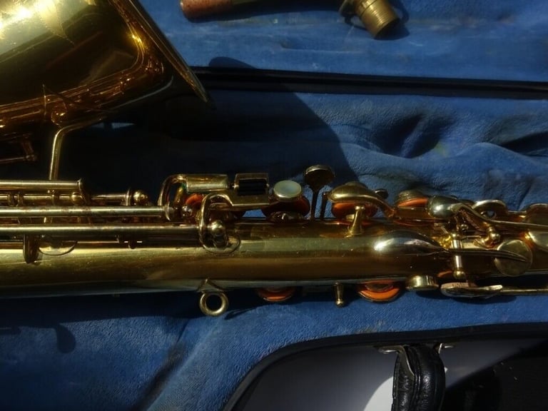 beuscher tru tone alto saxaphone,gold plated.