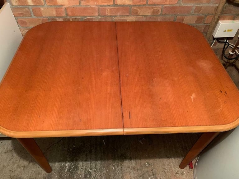 Extendable dining table