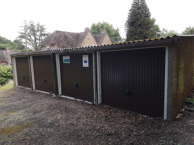 Garage/Parking/Storage: Beechfield, Frilsham, Newbury RG18 9XF - NEW DOORS 
