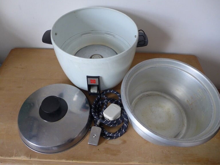 Collectable Kitchenalia: Vintage Japanese Electric Rice Cooker. In good working order.