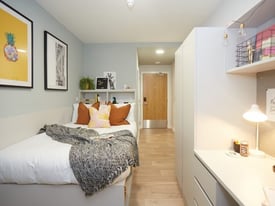 STUDENT ROOMS TO RENT IN LEEDS BRONZE EN-SUITE WITH SMALL DOUBLE BED, PRIVATE BATHROOM, PRIVATE ROOM