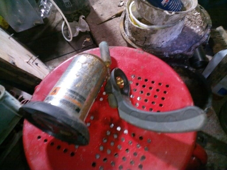 GAS BURNER GUN AND CANNISTER NOT MUCH GAS £3