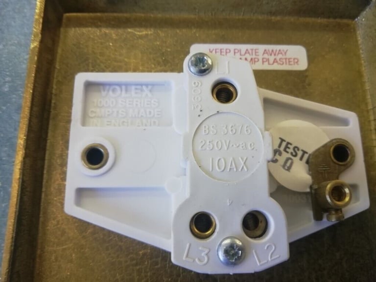 VOLEX 1000 SERIES 10AX POLISHED BRASS LIGHT SWITCH 1-GANG WITH WHITE SWITCH