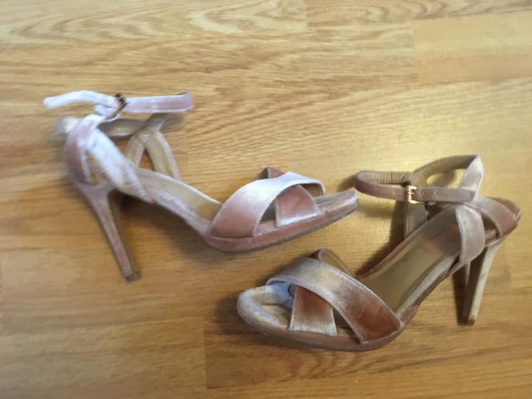 image for Pair of Pink Velvet Shoes. Size ( 4 ) 