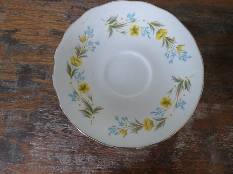 Six pieces of matching vintage COLCOUGH BONE CHINA. Believe ANGELA pattern