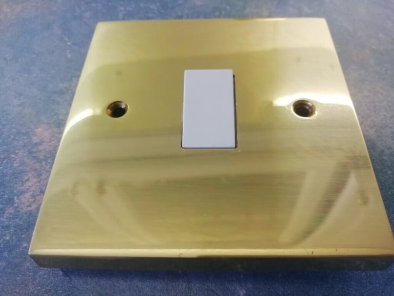 image for VOLEX 1000 SERIES 10AX POLISHED BRASS LIGHT SWITCH 1-GANG WITH WHITE SWITCH