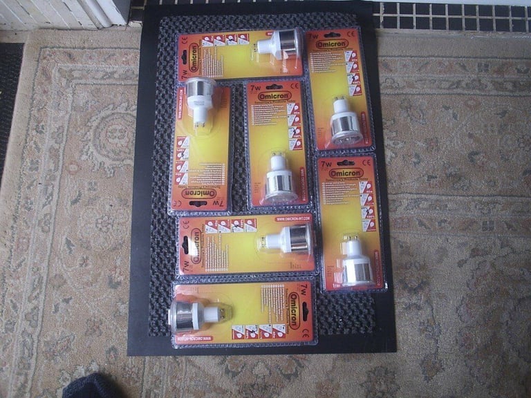 NEW, PACKED EIGHT 7W LIGHT BULBS: TWENTY BULBS