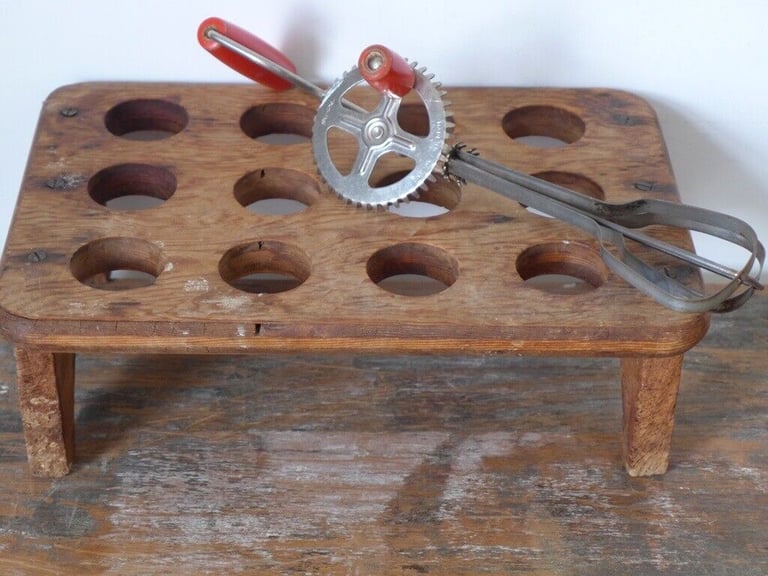 Collectable Kitchenalia: VINTAGE SKYLINE EGG WHISK AND VINTAGE EGG STORAGE RACK. The two for £15
