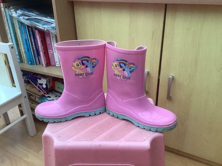 image for Child’s boots + flip flops9