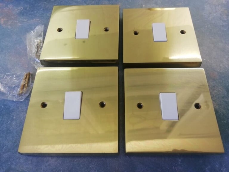 VOLEX 1000 SERIES 10AX POLISHED BRASS LIGHT SWITCH 1-GANG WITH WHITE SWITCH