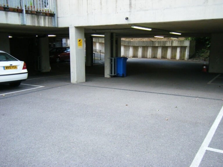 Private weekday parking off ***PORTSMOUTH RD*** 5 mins walk to centre (4717) GU2 4DR