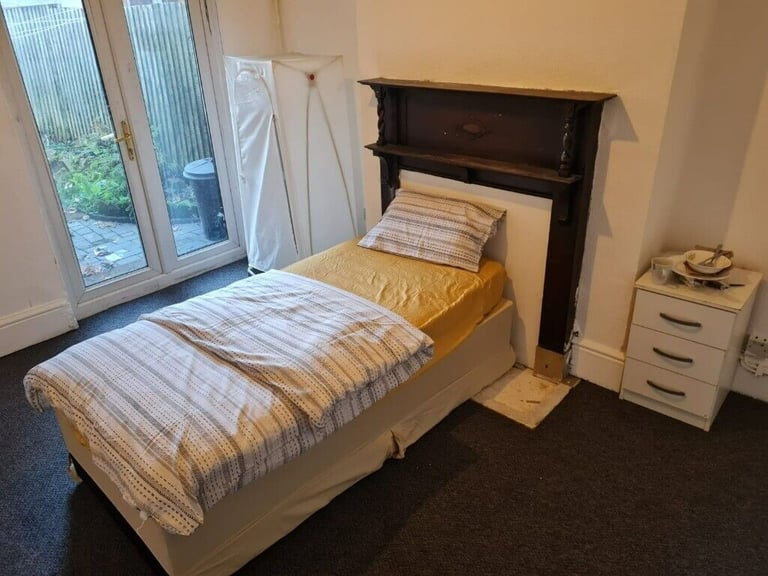 **EMERGENCY ACCOMMODATION**DOUBLE ROOM in MONTAGUE ROAD B21***ALL DSS ACCEPTED***SEE DESCRIPTION***