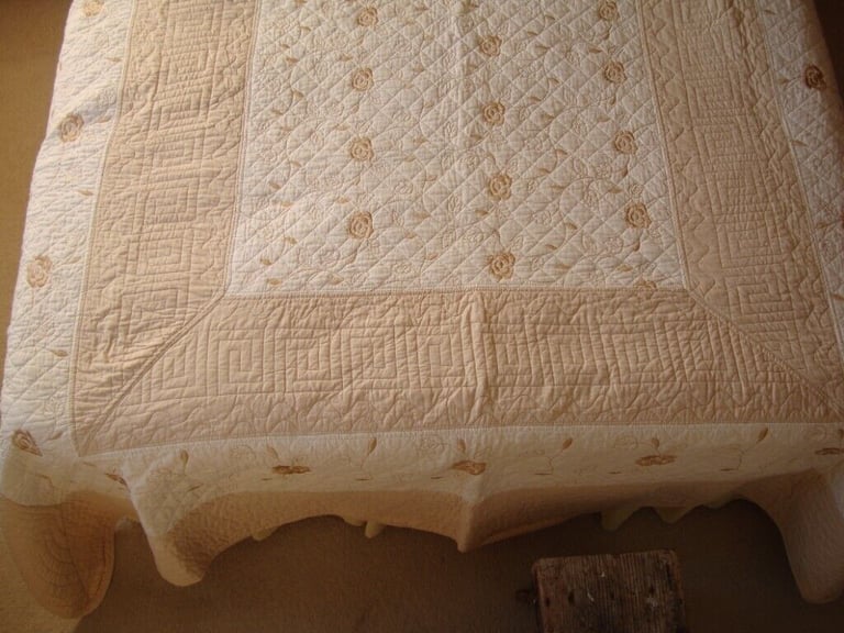 SINGLE BED THROW WITH CUSION COVERS.