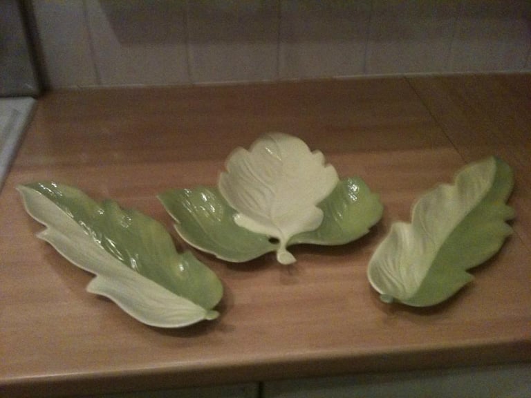 image for 3 x VINTAGE leaf carlton wear plates